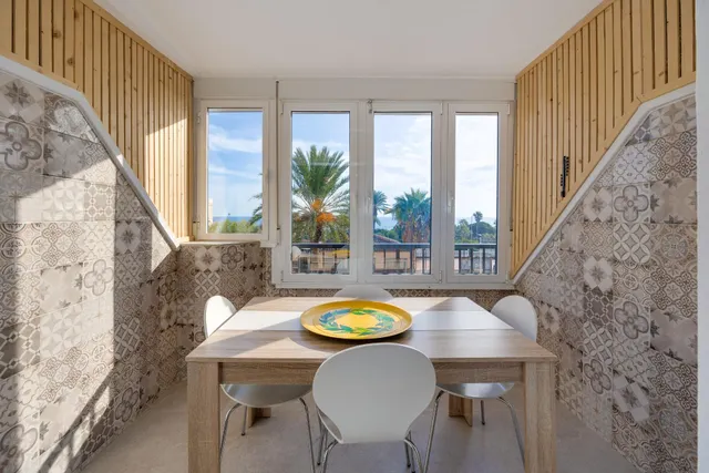 VISTAS AL MAR! PISO DE 2 DORMITORIOS EN TORREVIEJA , TOTALMENTE REFORMADO — 2