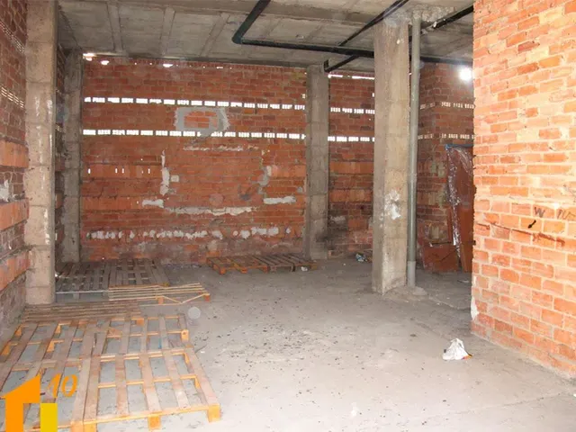 Local  en esquina , para reformar, Paseo Comuneros — 2
