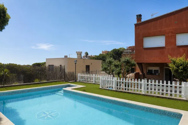CASA EN VENTA EN CALELLA - VISTAS AL MAR Y PISCINA