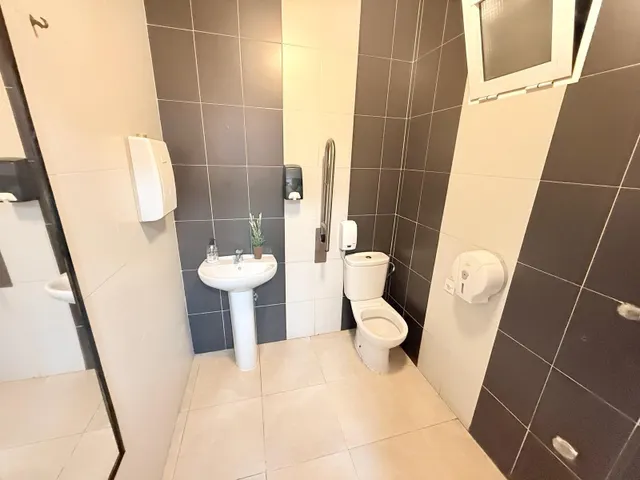 ¡Tu negocio en el foco de atención! Local comercial de 97 m2 muy luminoso en Carolinas Bajas — 13