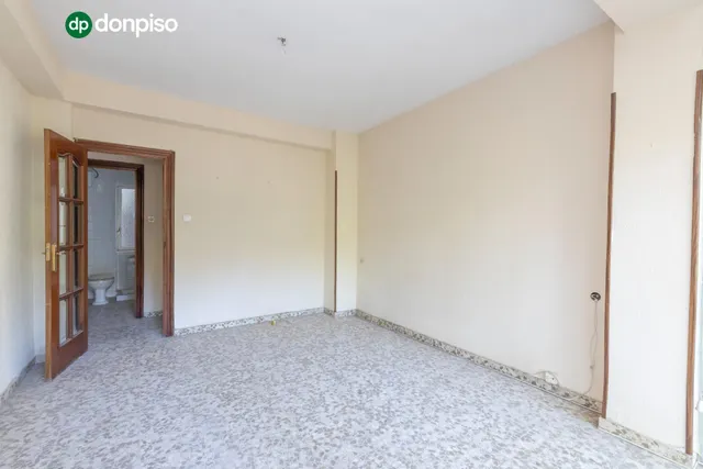 Piso en esquina con terraza y vistas a Plaza Mariana Pineda, Granada — 27
