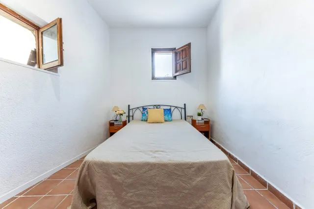 "Carácter rústico junto al mar, tu chalet para reinventar." — 20