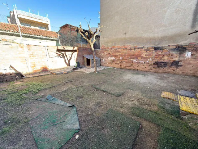 Solar de 100m2 en pleno centro de Vilanova del Cami con agua y luz por 79.000€. — 10