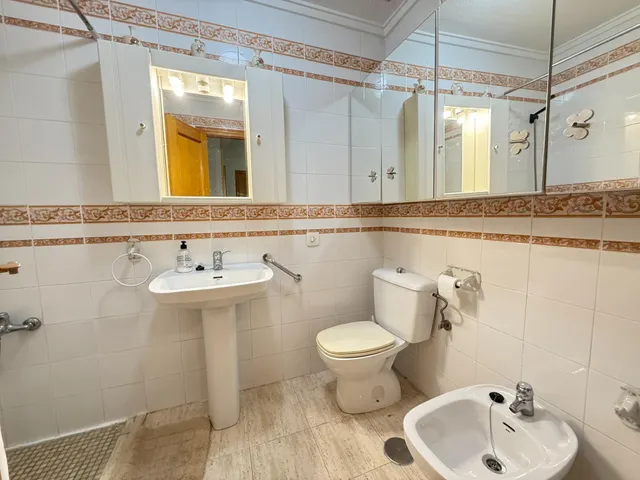 Apartamento en esquina de 2 dormitorios a 500 m de las piscinas naturales en Torrevieja!!! — 29