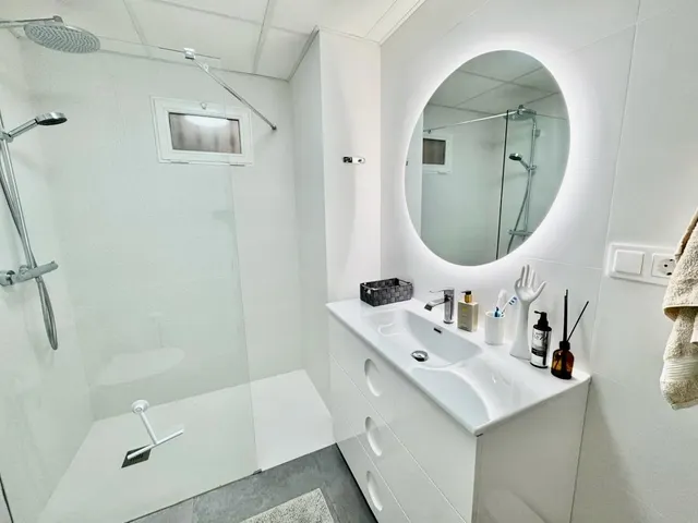 Apartamento reformado de 2 dormitorios con vistas al mar, piscina y parking en la cala de finestrat — 20