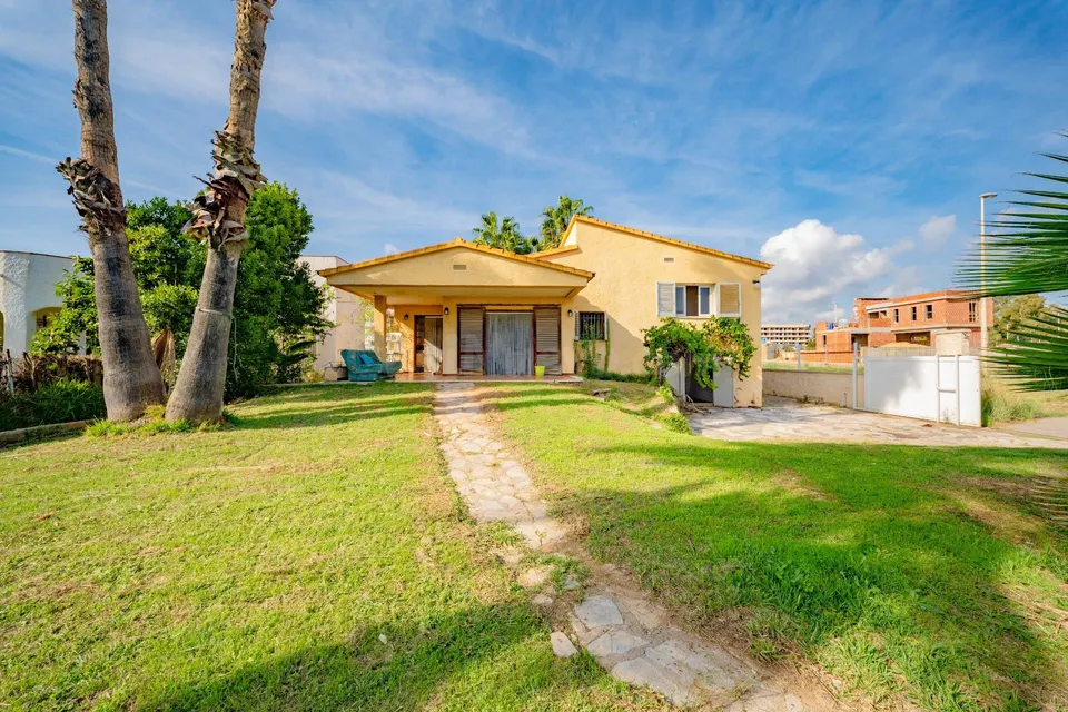 Chalet en primera línea de playa en torrenostra: una oportunidad para crear tu hogar junto al mar