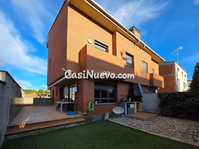 Espectacular Casa Pareada de 280 m2: Espacio, Diseño y Efici - foto 2
