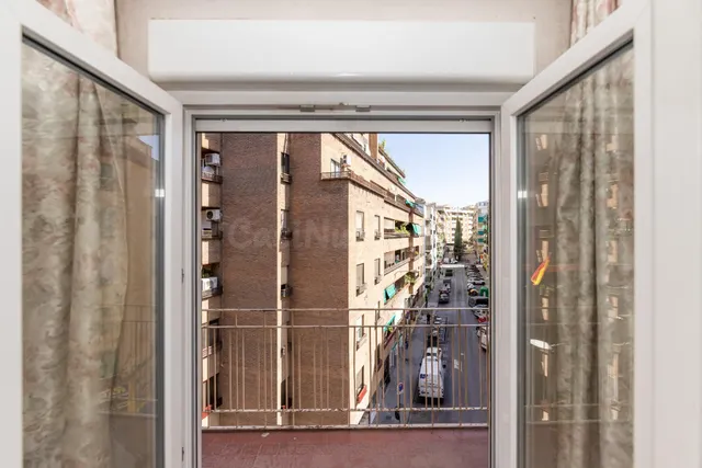 Piso para reformar junto a Plaza Einstein – 3 dormitorios y vistas despejadas — 2