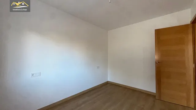 Chalé adosado, con terraza 30m , jardín 70m , garaje para 2 coches. 5 habitaciones. 3 baños. Cocina salón comedor de 35 m2. Magnificas vistas. Muy soleados — 22