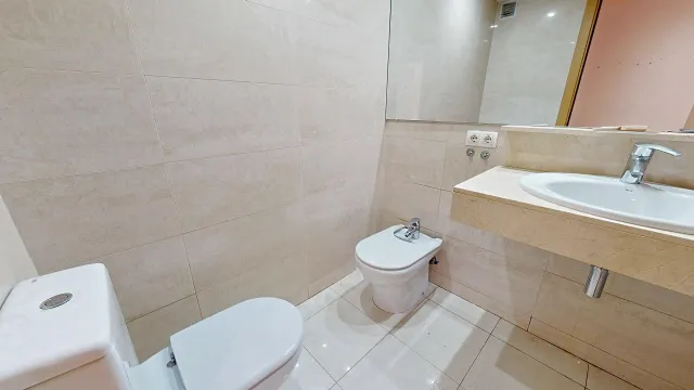 Poblenou: luz natural, dos amplias habitaciones y parking y trastero incluidos en el precio. — 15