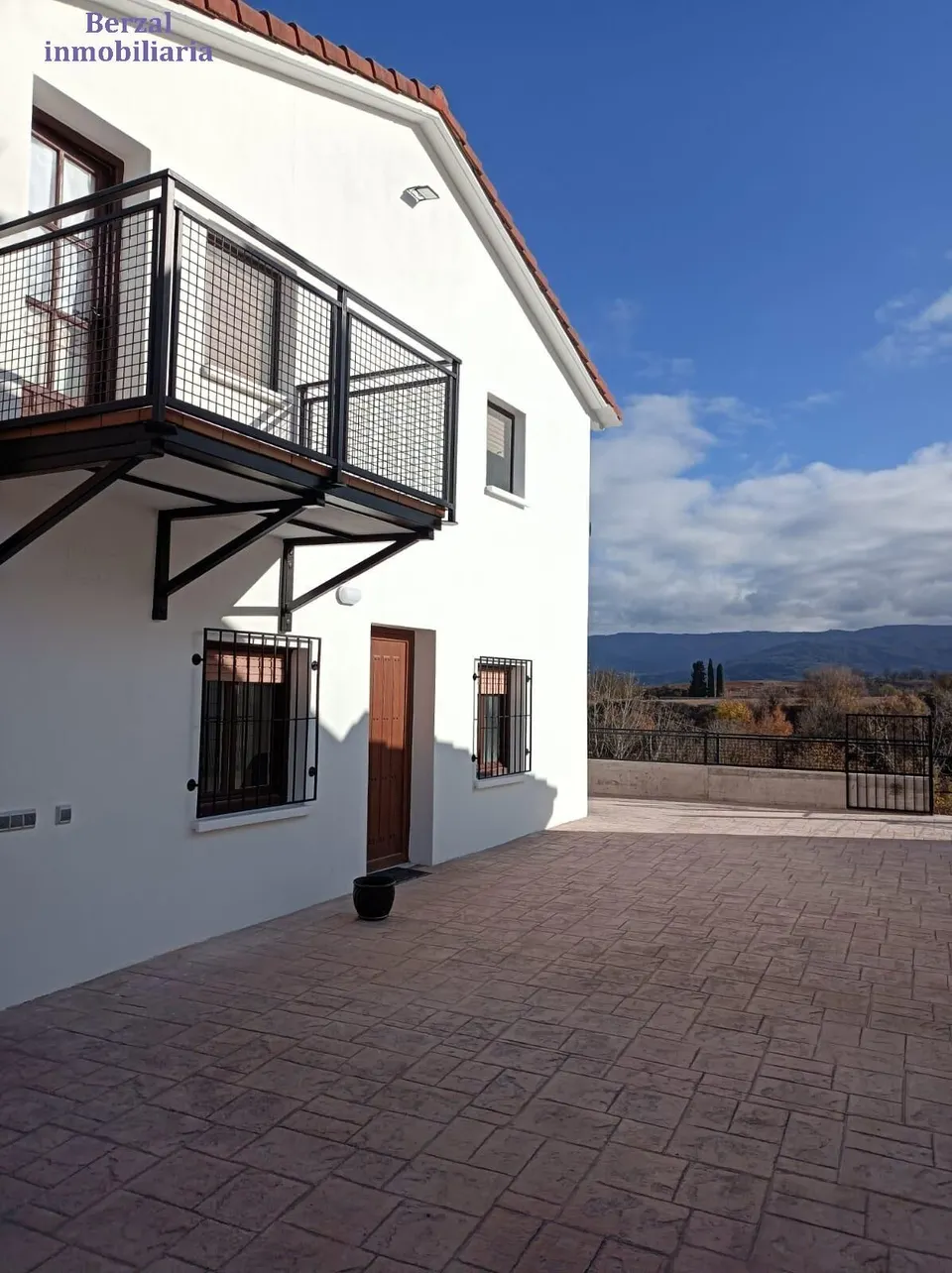 Casa para entrar a vivir de 99 metros  mas 16 metros de bodega con asador  en Matute - La Rioja