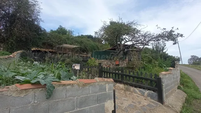 Terreno urbano con cabaña en Oviedo