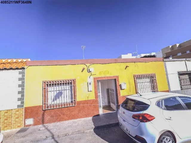 Se vende Casa OKUPADA en Calle Estrella Polar 13 Almería, (A