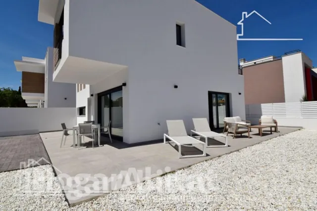 CHALET NUEVO CON PISCINA, GARAJE Y TERRAZA — 12