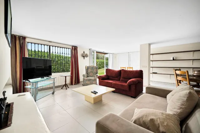 Alquiler larga temporada - Villa Privada con Piscina y Amplio Jardín en Cerrado de Elviria, Marbella — 24