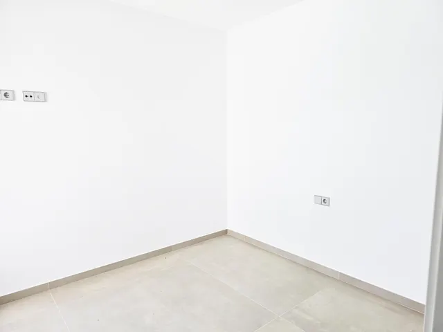 Apartamento en planta baja de obra nueva en exclusiva urbanización en primera línea de playa — 10