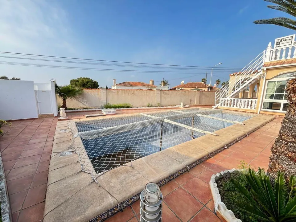 Chalet con piscina y amplias estancias en El Chaparral