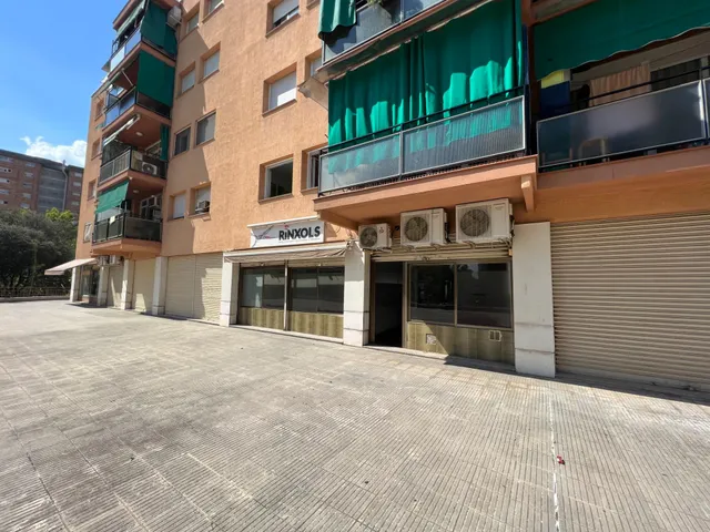 DESTACABLE Y PECULIAR LOCAL en VENTA o ALQUILER en Martorell. — 3