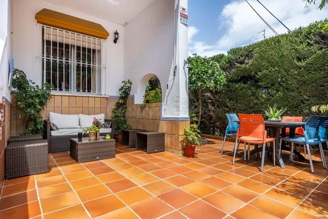 Vive en Simón Verde: Casa pareada con patio, garaje cubierto