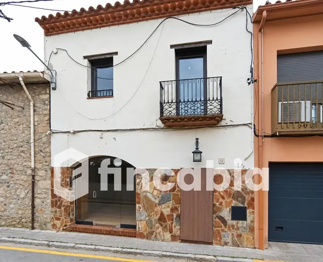 Casa para reformar con patio, balcones y local en Breda — 25