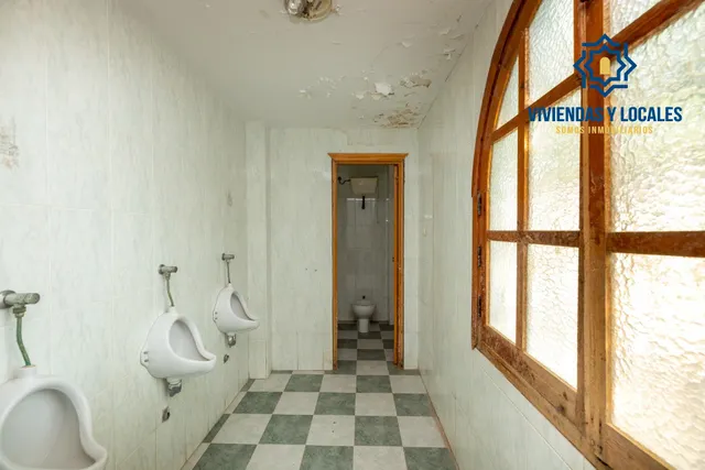 Terreno urbanizable, actualmente hay un restaurante. — 27