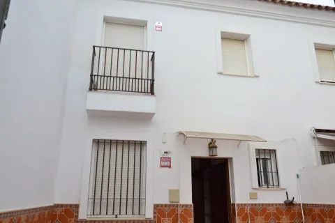 Tu próximo hogar en Sanlúcar la Mayor: tres dormitorios, patio y sótano
