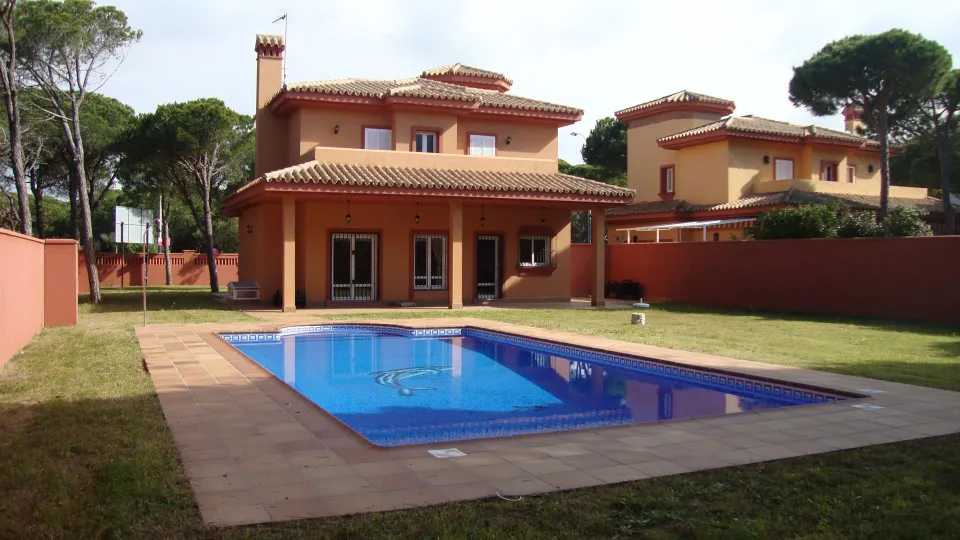 Gran chalet a 800 metros de la playa de La Barrosa en parcela de 1200 m2