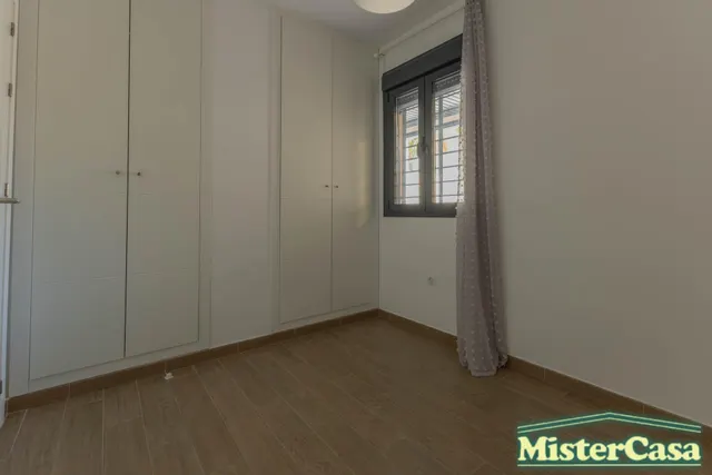 EXCLUSIVA!! Piso 3 dormitorios , 2 baños ,garaje y trastero . Gran patio  y piscina comunitaria . ROTA — 31