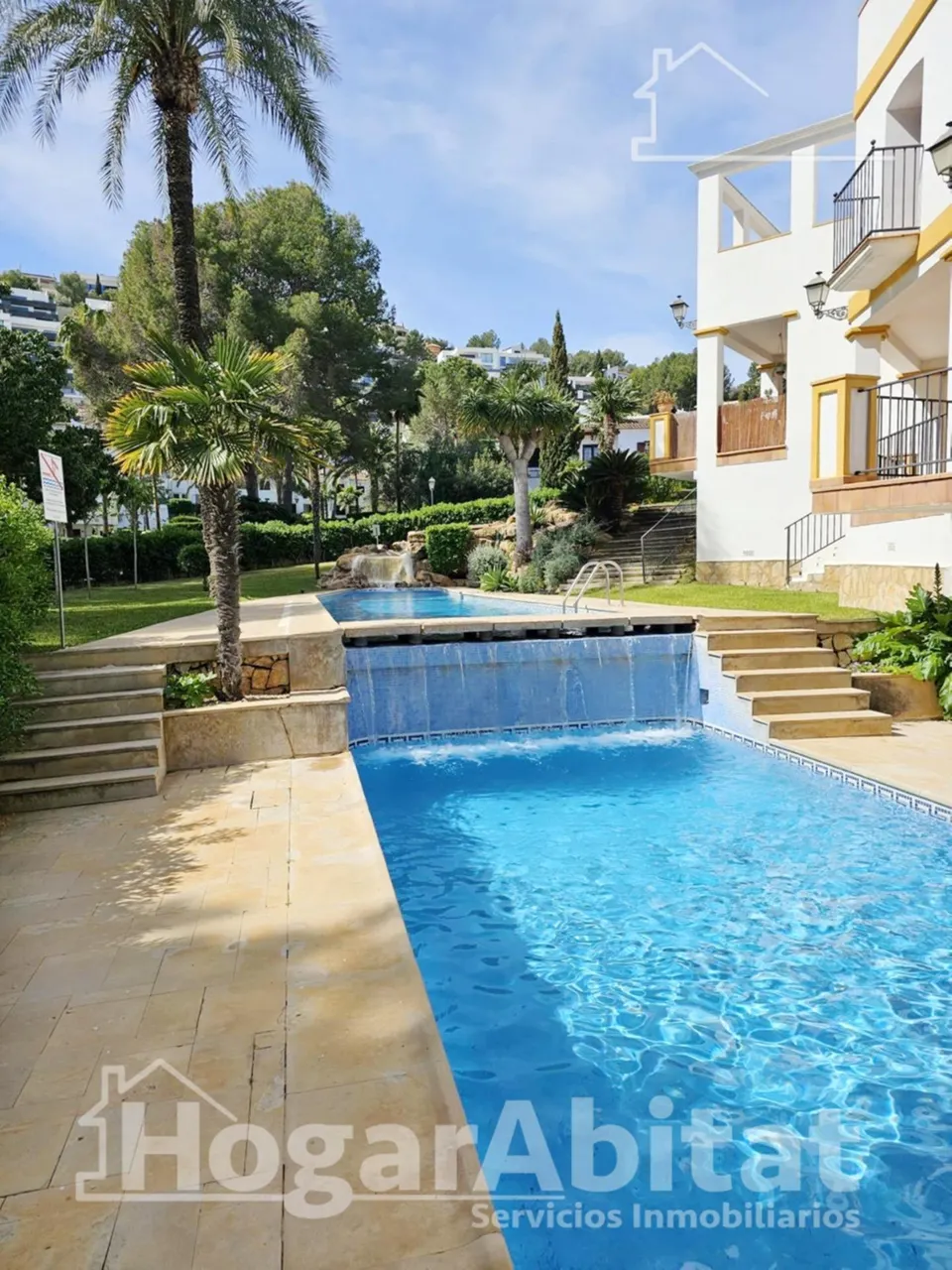 Gran solárium privado y vistas a las piscinas en esta luminosa casa