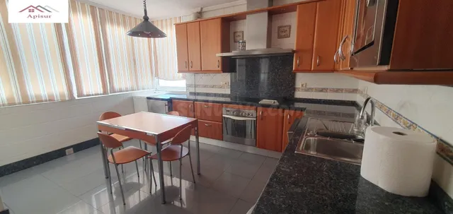 SE VENDE PRECIOSO ÁTICO EN ZONA CENTRO JUNTO HOSPITAL - foto 2