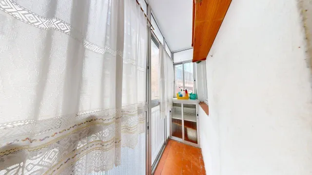 Piso de 65m2. Distribuido en tres dormitorios, salón con terraza, cocina con galería y baño — 17