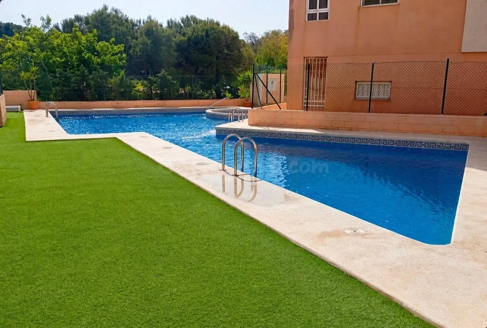 Piso con piscina, gareje y excelentes vistas a la playa y montaña en Playa Honda