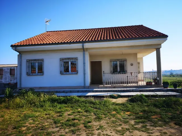 Urbis te ofrece un espectacular terreno con chalet en venta en Ciudad Rodrigo, Salamanca. — 2