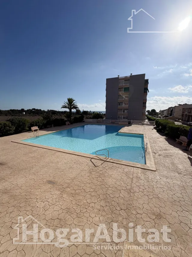 Disfruta del sol y la brisa del mar en este piso reformado con piscina, terraza y parking junto a la playa — 8