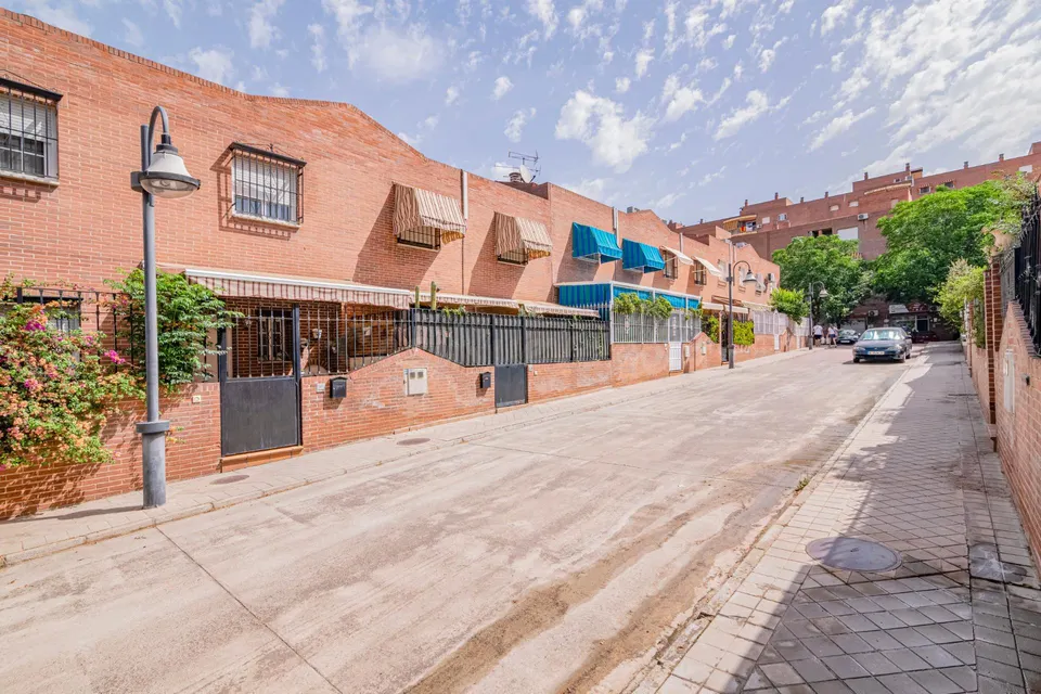 Amplia casa familiar junto a la Estación de Autobuses: 4 dormitorios, 3 baños y garaje doble