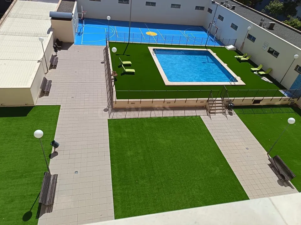 V.P.O.  CON 2 GARAJES Y TRASTERO EN URBANIZACIÓN CON PISCINA