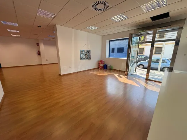 LOCAL COMERCIAL DE 300 M2 EN PLANTA BAJA Y HACIENDO ESQUINA - foto 3