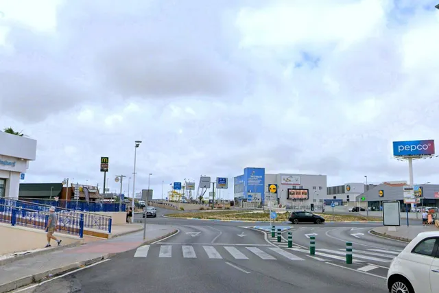 Planta baja moderna (aprox. 63 m2) con 2 dormitorios, 2 baños y amplia terraza/jardín. Gran zona de piscina, cerca del La Zenia Boulevard, ¡y a 15 minutos a pie de la Playa de La Zenia! — 45