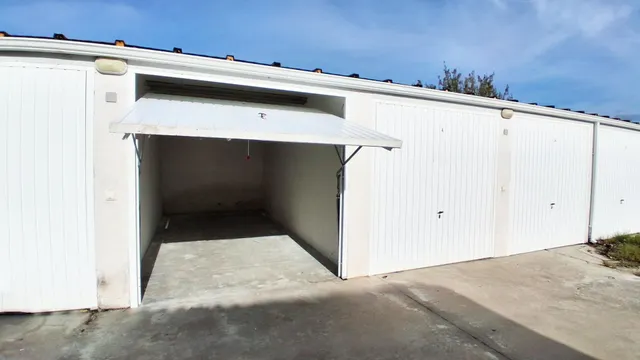 Urbis te ofrece una plaza de garaje cerrada en venta, zona Zarapicos, Pueblo, Salamanca. — 4