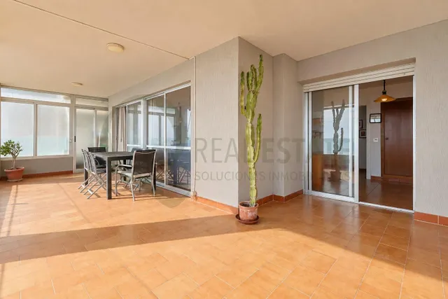 Vistas abiertas al mar y gran terraza en Cabo de las Huertas · 3 dormitorios y 2 baños — 14