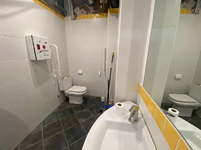 LOCAL COMERCIAL AL COSTAT DE LA PLAÇA CATALUNYA — 4
