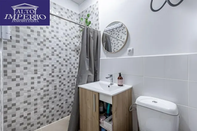 Local adaptado a vivienda en el Zaidin. — 12