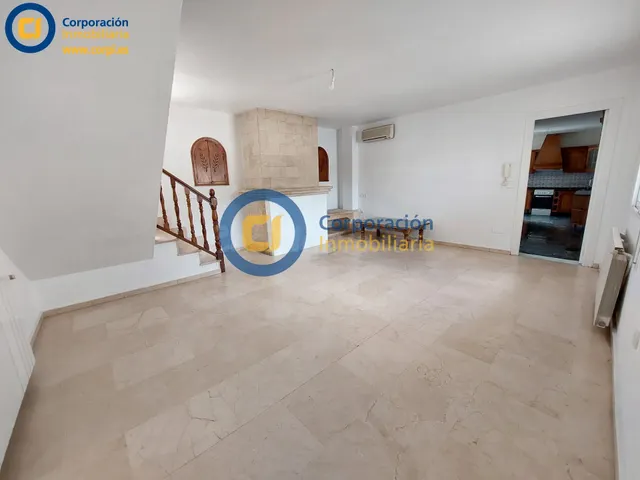 Casa con seis dormitorios y garaje en zona de Tercia