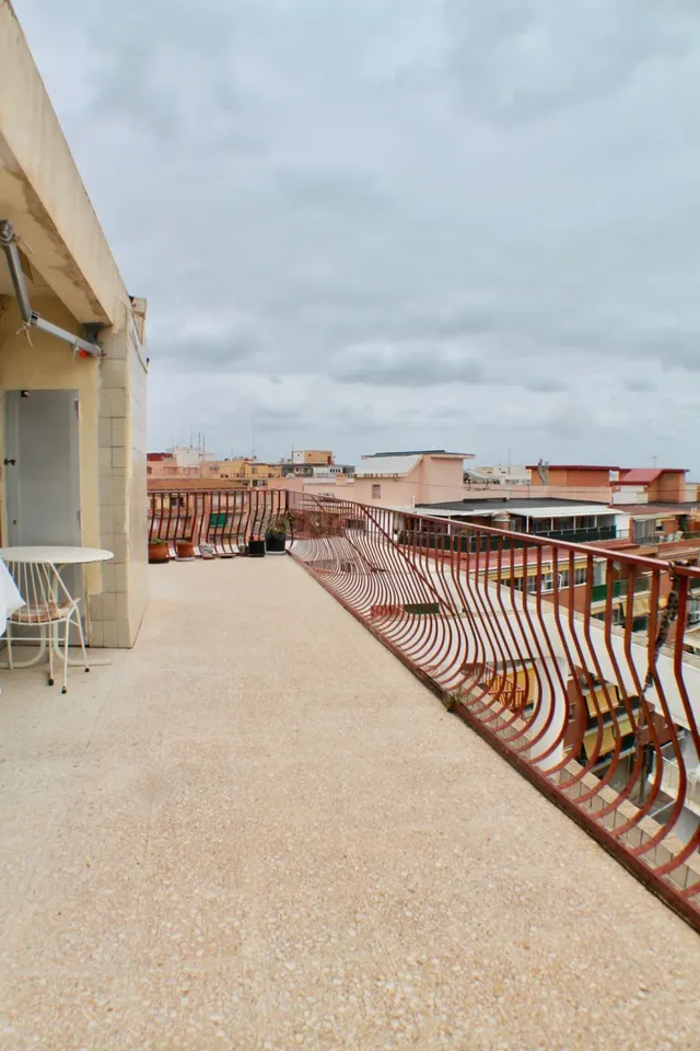 ESPECTACULAR ATICO EN JAIME I DE 4 habitación GRAN TERRAZA Y - foto 3