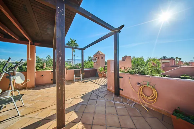 AMPLIA CASA DE 5 DORMITORIOS CON GARAJE, GRANDES TERRAZAS Y VISTAS AL CAMPO DE GOLF EN PLAYA GRANADA — 33