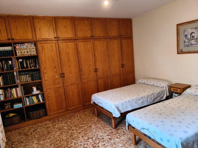 Amplia Casa en Roquetas de Mar, Ideal para Entrar a Vivir — 10