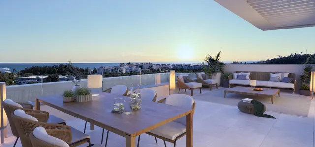Ático con solárium y vistas al mar en venta en la zona de Gu