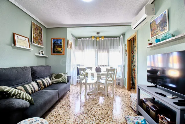 ¡Luminoso piso de 4 dormitorios con ascensor y cocina reform