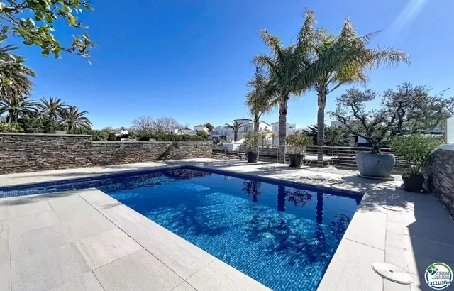 Casa renovada al sur, con piscina y acceso a un canal amplio - foto 2