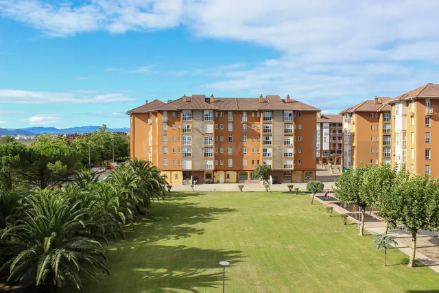 LUMINOSA VIVIENDA CON TERRAZA Y PLAZA DE GARAJE EN PEÑACASTI